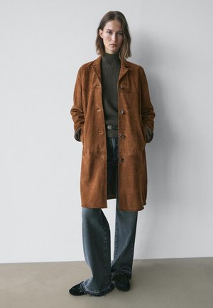 Massimo Dutti LONG NOTCHED LAPEL COLLAR - Veste en cuir - brown