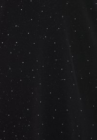 Material negru cu o textură netedă, cu pete albe și argintii împrăștiate, asemănătoare stelelor, creând un model ceresc.