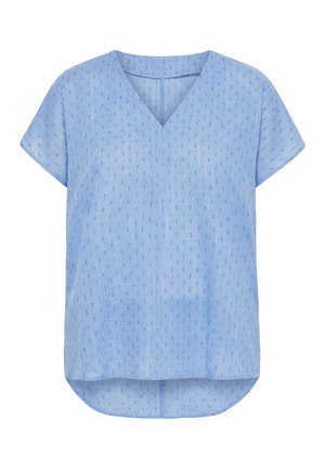 Blouse bleu clair à manches courtes avec des rayures verticales subtiles et un petit motif à pois, avec un col en V et un ourlet légèrement arrondi.