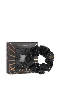 Zwarte zijden scrunchie met een gerimpeld ontwerp, versierd met kleine kristallen. Verpakt in een decoratieve doos met gouden en zwarte geometrische patronen.
