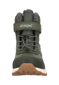 Groene wandelschoen met een bovenwerk van textuurstof, verstelbare riem en rubberen zool. Beschikt over een fleece voering en contrasterende veters.