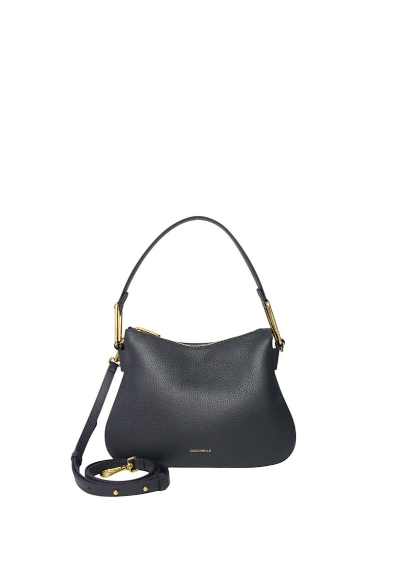 Borsa a spalla in pelle nera con design curvo, dettagli in metallo dorato e tracolla regolabile. Presenta una chiusura con zip e una finitura strutturata.