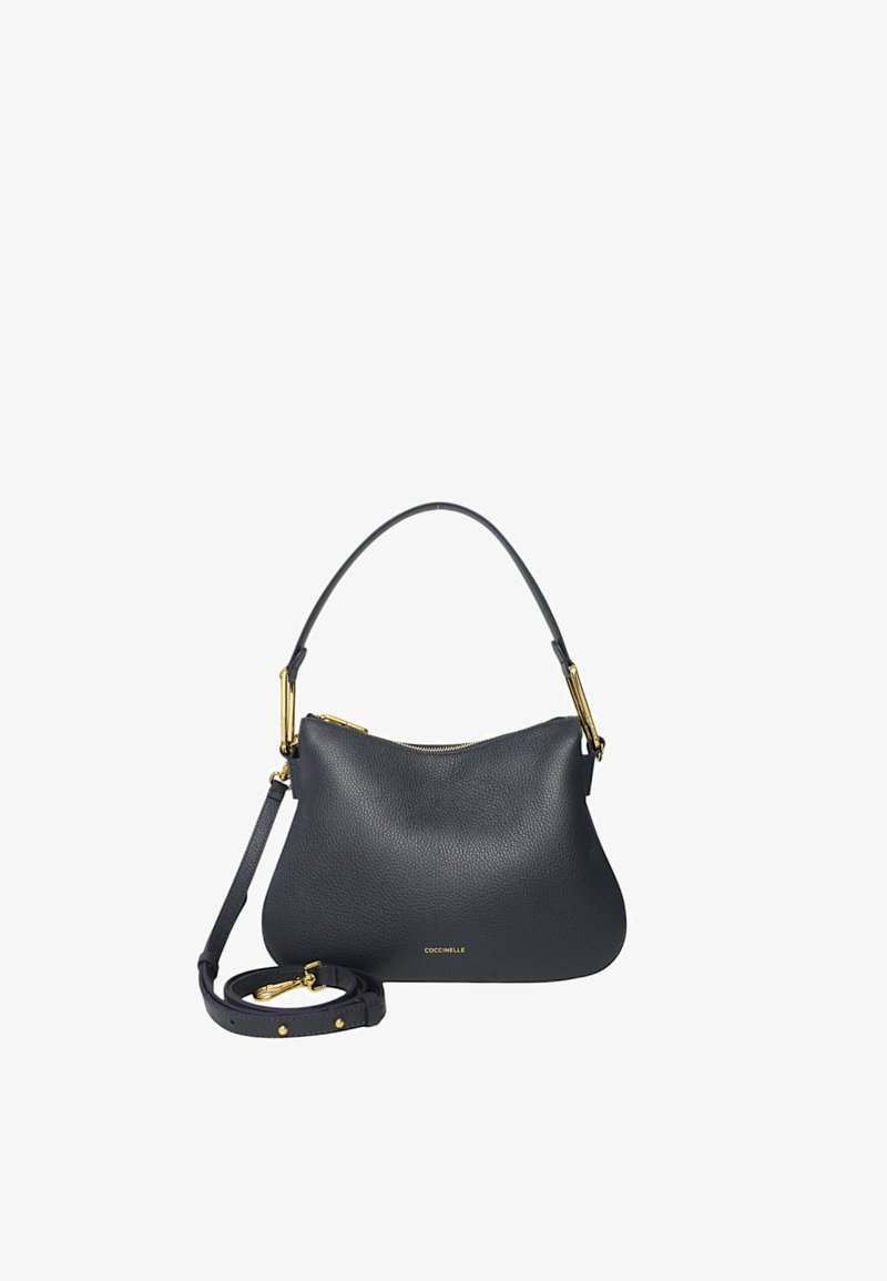 Borsa a spalla in pelle nera con design curvo, dettagli in metallo dorato e tracolla regolabile. Presenta una chiusura con zip e una finitura strutturata.