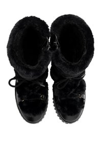 Botas de pelaje negro forradas, con un exterior sintético negro brillante, forma redondeada, cierre de cordones ajustable y detalles en tono dorado.