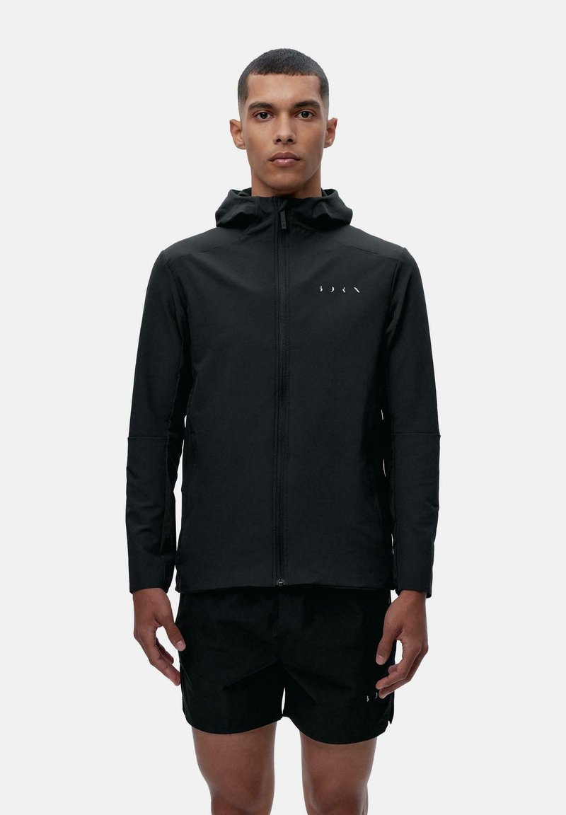 Sort, lynlåset jakke med hætte, lavet af et glat stof. Har minimalistiske hvide logoaccenter på brystet. Casual design.