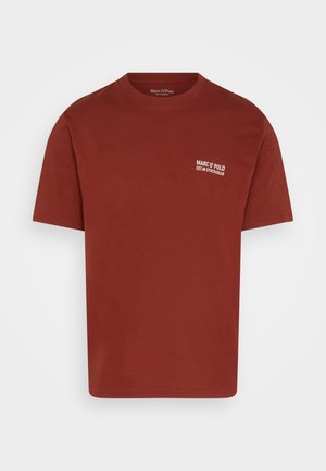 Camiseta de algodón en rojo oscuro, con cuello redondo y mangas cortas. Presenta un logotipo en texto blanco en el lado izquierdo del pecho. Textura suave, corte estándar.