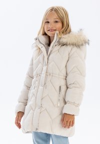 Gepolsterter, hellbeiger Wintermantel mit einer Kapuze aus Kunstfell, diagonaler Steppung, elastischen Bündchen und seitlichen Reißverschlusstaschen.