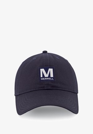 Gorra de béisbol azul marino con un tejido sólido, visera curva y un parche cuadrado que presenta una "M" blanca junto con el logo de "MERRELL". Seis ojales de ventilación.