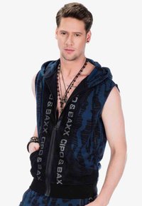 Ärmellose Zip-Hoodie aus navy-blauem Mesh-Stoff, mit einem Camouflage-Muster und silbernen Logo-Details auf der Vorderseite.