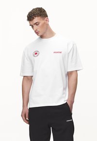 Pegador GORDAN OVERSIZED TEE - Tricou cu imprimeu - white