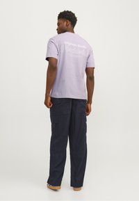 Jack & Jones JORVESTERBRO BACK SS CREW NECK  - Triko s potiskem - lavender frost