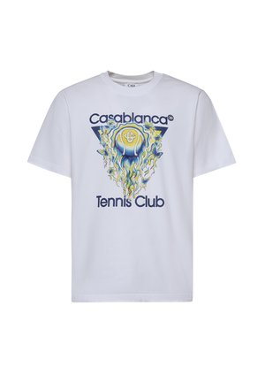Wit T-shirt met de tekst "Casablanca Tennis Club" en een blauw-gele vlam ontwerp met een tennisbal en vlinders aan de voorkant.