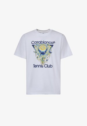 Wit T-shirt met de tekst "Casablanca Tennis Club" en een blauw-gele vlam ontwerp met een tennisbal en vlinders aan de voorkant.