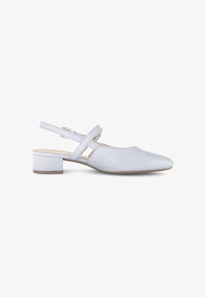 Chaussure slingback en cuir bleu clair avec talon bloc bas et deux lanières croisées sur le dessus, vue de profil sur fond blanc.