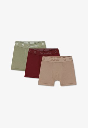 Trois paires de boxers pour hommes en beige, bordeaux et vert olive avec des ceintures élastiques Converse marquées.
