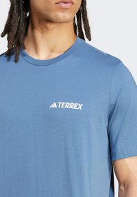 Adidas Terrex MOUNTAIN TEE - Camiseta estampada - blue