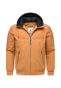 Giacca imbottita arancione con cappuccio trapuntato nero. Presenta una cerniera frontale, tasche laterali con cerniere e polsini a coste.