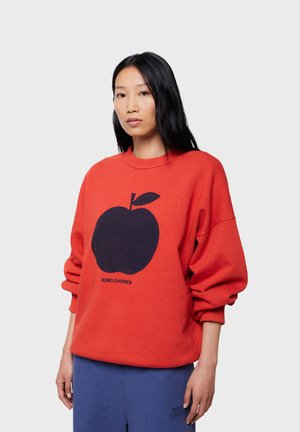 Rode oversized sweatshirt van katoen, met een groot zwart appelgraphic en de tekst "BOBO CHOSES" onder het ontwerp.