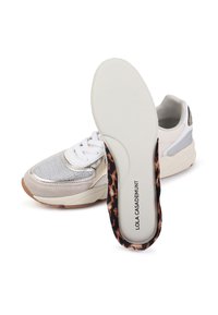 Zapatillas con una combinación de materiales en blanco, gris y plateado, que presentan un diseño de cordones, paneles plateados texturizados y una plantilla con estampado de leopardo.