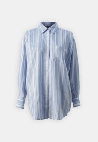 Camicia a righe blu chiaro realizzata in tessuto morbido, con colletto a punta, maniche lunghe, chiusura con bottoni e taschino sul petto a sinistra.