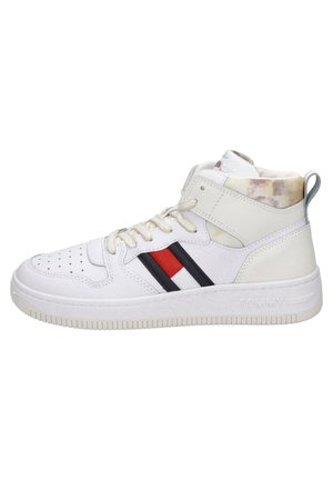 Sneaker alta in pelle bianca con dettagli a strisce nere e rosse. Suola testurizzata con il marchio "TOMMY" sul tallone. Chiusura con lacci.