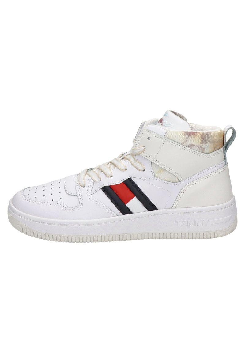 Sneaker alta in pelle bianca con dettagli a strisce nere e rosse. Suola testurizzata con il marchio "TOMMY" sul tallone. Chiusura con lacci.