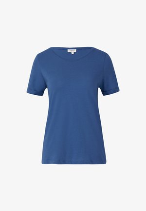 Niebieska, krótko rękawowa koszulka z miękkiej tkaniny; ma okrągły dekolt i podwinięte mankiety; gładka faktura bez wzorów czy akcentów.