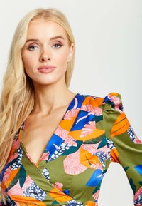 Liquorish ABSTRACT LEAF PRINT MIDI IN OLIVE - Day dress - olive