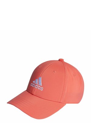 Koraliowa czapka z daszkiem o zakrzywionym daszku, wykonana z gładkiego materiału. Posiada wyhaftowane białe logo Adidas oraz otwory wentylacyjne na górze.
