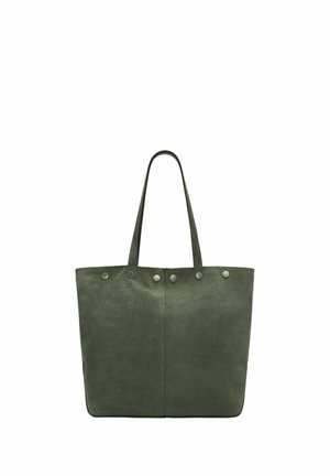 Borsa a spalla in suede verde oliva con manici doppi, caratterizzata da cinque borchie decorative in metallo sul bordo superiore e un design aperto e spazioso.