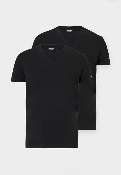 Δύο απλά μαύρα T-shirts με V-λαιμόκοψη και κοντά μανίκια, με ετικέτες της μάρκας στο γιακά και μικρό λογότυπο στο αριστερό μανίκι, εμφανίζονται σε λευκό φόντο.