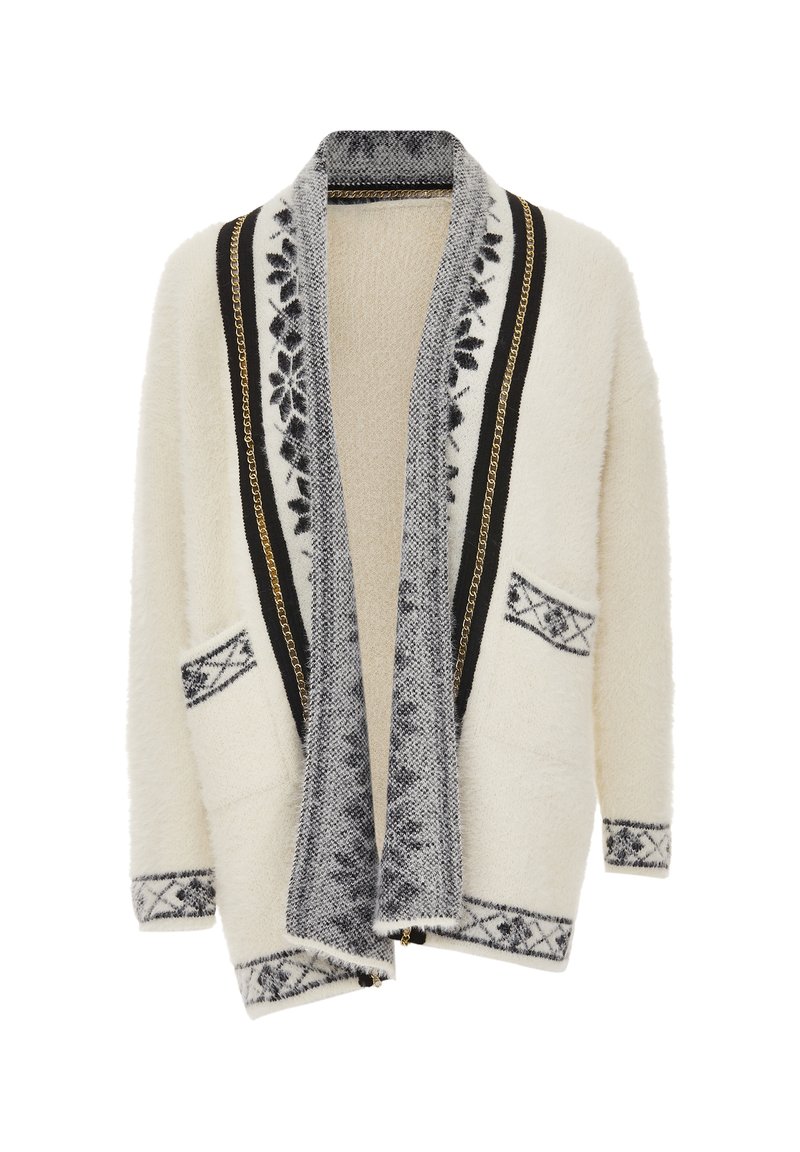 Cardigan bianco fluffy con colletto a scialle a mosaico nero e grigio, dotato di tasche e dettagli decorativi in catena lungo i bordi.