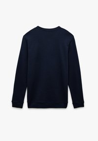 Felpa blu navy con un design a coste testurizzato, maniche lunghe e scollo rotondo. Il retro è semplice con orlo dritto.