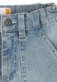 Shorts in denim blu chiaro con vita alta, dotati di un bottone metallico e dettagli cuciti. Il tessuto ha una consistenza morbida e una leggera scoloritura.