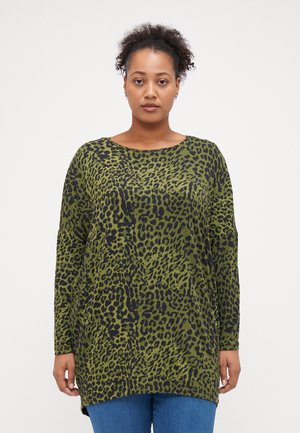 Haut à manches longues en vert olive avec imprimé léopard noir, featuring un col rond et une coupe décontractée, fabriqué à partir d'un matériau doux et texturé.