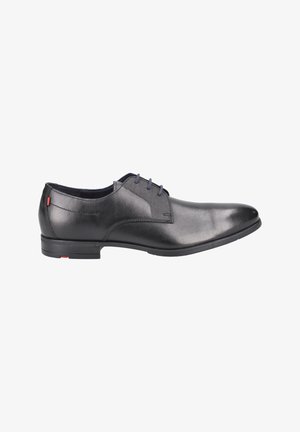Schwarze Leder-Oxfords mit glatter Oberfläche, abgerundeter Zehenpartie und grauen Schnürsenkeln. Verfügt über einen niedrigen schwarzen Absatz und einen dezenten roten Akzent an der Seite.