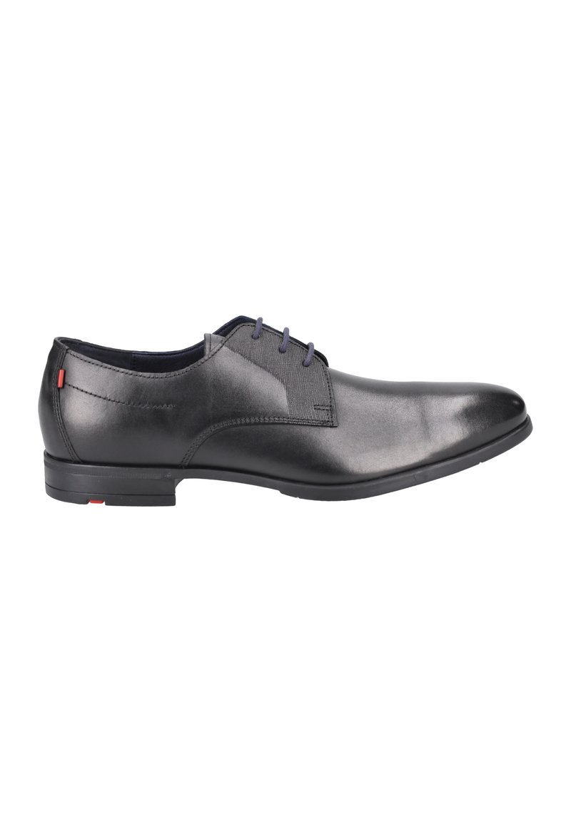Scarpa da uomo in pelle nera con una finitura liscia, punta arrotondata e lacci grigi. Presenta un tacco nero basso e un sottile accento rosso sul lato.