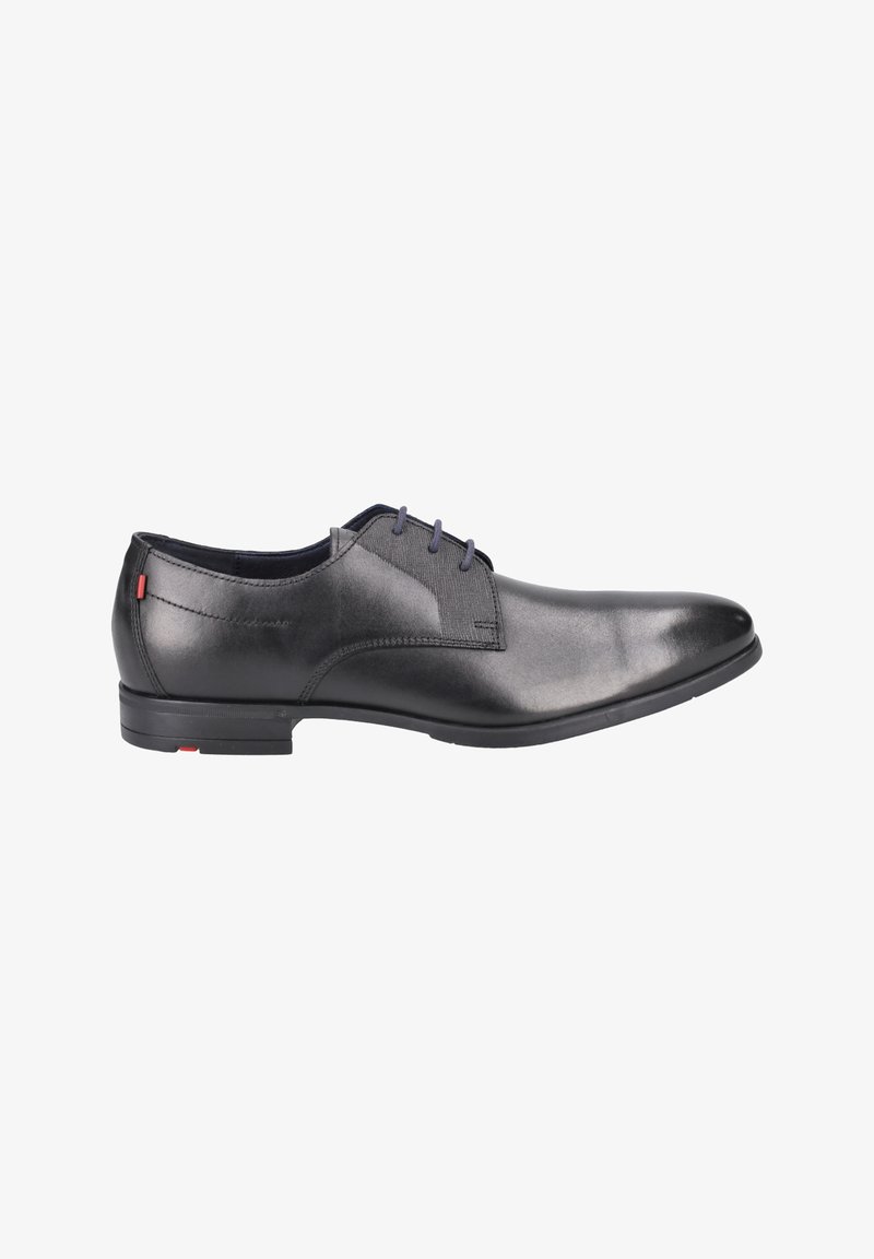 Chaussure habillée en cuir noir avec une finition lisse, bout rond et lacets gris. Présente un petit talon noir et un accent rouge subtil sur le côté.
