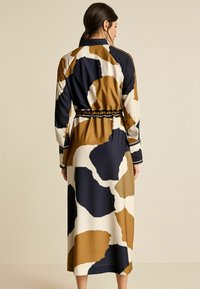 Next COLUMN REGULAR FIT - Paitamekko - black brown ecru cream cow print