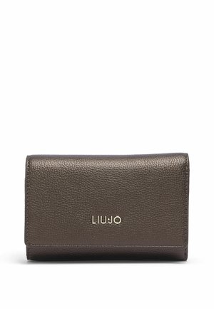 Braune strukturierte Lederbrieftasche mit Klappverschluss und mittig auf der Vorderseite platziertem metallischem LIU JO Logo.