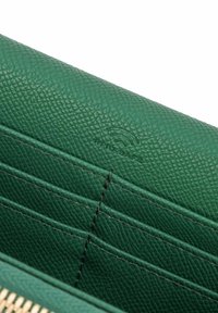 Portafoglio in pelle verde con texture, dotato di molteplici scomparti per carte e logo RFID sicuro in rilievo. La cerniera è di colore oro.