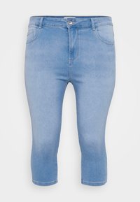 Světle modré denimové capri džíny s přiléhavým střihem, pěti kapsami a zapínáním na knoflík v pase. Hladká textura, zkrácená délka.