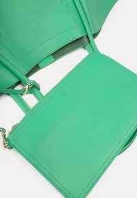 L37 BIG WORLD NEW - Rankinė - green