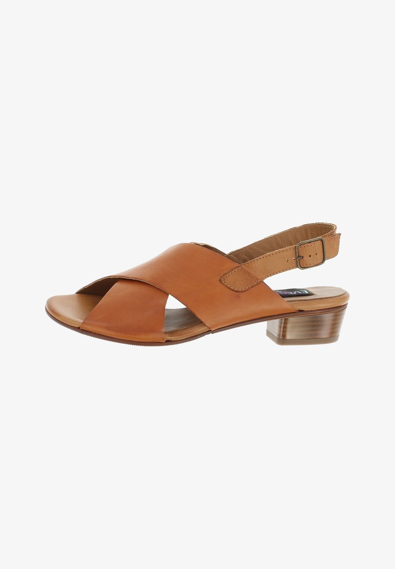 Sandale en cuir caramel avec bout ouvert, brides croisées, boucle ajustable à la cheville et petit talon empilé en bois.