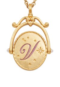 Collana con ciondolo in oro che presenta un charm circolare, un design a "V" viola, circondato da stelle e perle su ciascun lato, con dettagli texture intricati.