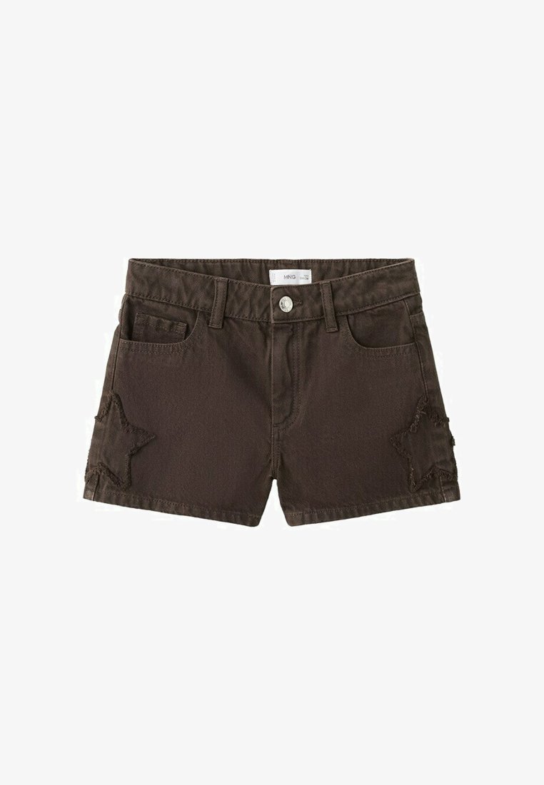 Shorts en denim marron avec bouton à l'avant et fermeture éclair, passants pour ceinture, poches avant, et motifs d'étoile cousus sur chaque jambe.