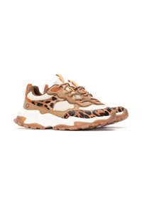 Zapatillas con estampado de leopardo, con parte superior de malla en beige y marrón, suela gruesa blanca y toques naranjas. Presentan cordones redondos y agarre texturizado.