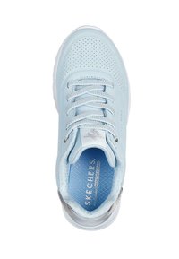 Zapatilla de deporte azul claro con un upper de cuero suave, detalles perforados, cierre de cordones y una plantilla de memoria para mayor comodidad.