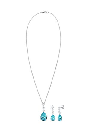 Collier en chaîne en argent avec des pierres en forme de poire en turquoise et des accents transparents ; les boucles d'oreilles assorties comportent de petites gemmes en turquoise et des gemmes transparentes.