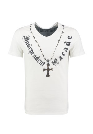 T-shirt blanc à col en V avec un motif imprimé représentant un collier en forme de croix cloutée et le texte « Independent Travel » en police gothique.